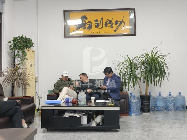 江蘇客戶親臨體驗我司綜合破碎機(jī)的魅力